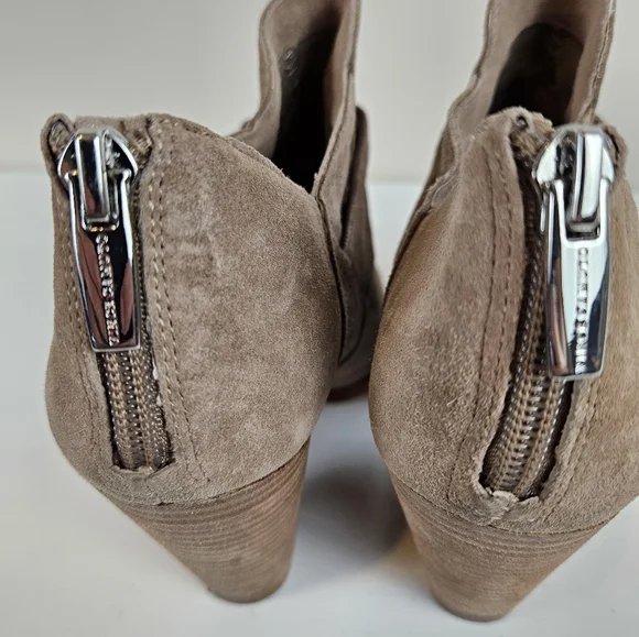Vince Camuto Levana Heeled Booties Boots Perforated Pointy Toe Gray Beige Size 8 - Picture 3 of 14